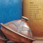 Inhaltsangabe mit Kapiteln über verschiedene Tagines. Vordergrund: Keramiktajine, Hintergrund: bunte Gefäße.