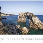 "Es Pontas" und "CASARES EDITION". Naturküste mit Felsenbogen über türkisfarbenem Meer, Klippen im Hintergrund.