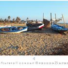 "Fischerboote am Strand", Aprilkalender mit Zahlen darunter; Boote auf Sand, Palmen im Hintergrund.