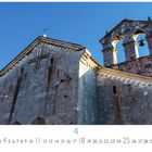 „Kirche Pula“ steht unten links. Steingebäude mit Kreuz und Glockenturm vor blauem Himmel. Kalenderzahlen unten.