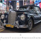 New York State Nummernschild: HTP-6809. Schwarzer Oldtimer, Mercedes 300 Cabrio. Viele Menschen und Leuchtreklamen.