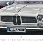 BMW 3200CS, Casares Edition. Nummernschild: L-L 3300H. Kalender für April. Front eines klassischen weißen Autos.
