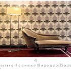 Text: Recamiere, 4, Casares Edition. 

Beschreibung: Ein elegantes Sofa vor einer kunstvoll gemusterten Tapete und eine Stehlampe daneben.