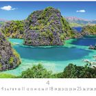 "Philippinen" unten links, "4" zentral. Üppige grüne Felsen umgeben eine türkisfarbene Bucht mit Booten.