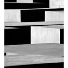 "Holocaust Denkmal" und Kalender für April 2023. Schwarz-weiß Foto von Betonstelen unterschiedlicher Höhen.