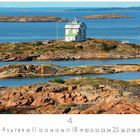 „Åland Inseln“, zeigt ein Haus auf felsiger Insel mit blauem Wasser und bewachsenen Klippen im Hintergrund. Kalenderstil.
