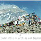 Mount Everest Base Camp. Zahlen 1 bis 30 im unteren Bereich. Menschen auf einem felsigen Hügel mit bunten Fahnen und Berg im Hintergrund.
