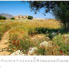Kreta Blumenwiese. Kalender zeigt April. Vielfalt von bunten Blumen auf einem Feld, im Hintergrund ein Gebäude und Berge.