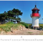 "Hiddensee Quermarkenfeuer". Ein weiß-roter Leuchtturm vor blauen Himmel, neben grünen Bäumen und Dünenlandschaft.