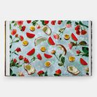 Rosen, Melonenstücke, Kokosnuss und Passionsfrüchte auf Eis, künstlerisch arrangiert.