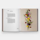 Links: "Herbs and flowers". Text beschreibt Kräuter und Blumen in der Küche. Rechts: Bunte Blumen kreativ arrangiert.