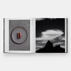 Links: "112". Ein Teller mit rechteckigem Kuchen. Rechts: Schwarz-Weiß-Landschaft mit Wolken und Bergsilhouette.