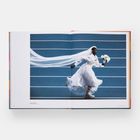 Text: Calvin Jacobs. Illustration eines Läufers im Hochzeitskleid auf einer Bahn, trägt Blumenstrauß.