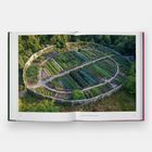 Gartenanlage in halbkreisförmiger Mauer. Text: Gravetye Manor, East Grinstead, West Sussex, England.
