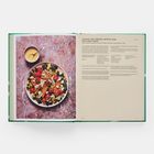 Rezept für "Turmeric tofu, chickpea and kale salad with tahini sambal". Links: Teller mit buntem Salat und Sauce.