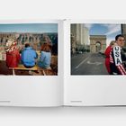 Links: Grand Canyon, Arizona, USA, 1994. Rechts: Las Vegas, Nevada, USA, 2000. Links Menschen mit Rückenansicht, rechts Person mit USA-Jacke.