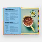 "Longaniza Broth" und "Caldo de Huesos" sind Rezepttitel mit Angaben zu Zutaten und Zubereitung. Daneben ein Topf mit Suppe.