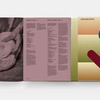 Text: Kalbfleisch/Zwiebel, Schinken/Kopfsalat/Donut, GESCHICHTEN. Eine geöffnete Broschüre zeigt ein Foto von Händen, die Teig kneten.