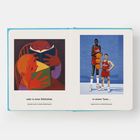 „oder in einer Bibliothek.“ „In einem Team …“ Zwei Illustrationen: Menschen lesen Bücher und Basketballspieler.