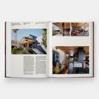 Texte: "Peggy Hsu (b. 1971) & Christopher McCullough (b. 1974), Ridge Residence, 2020, Los Angeles, California, USA." Bilder von modernem Haus.