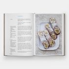 Links: Rezept für Cannoli mit Zutaten und Zubereitungsschritten. Rechts: Foto von mit Puderzucker bestäubten Cannoli auf einer Platte.