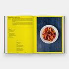 Ein Rezept für "Spanish Bar Tomato Salad" auf gelbem Hintergrund. Daneben ein Foto eines Tomatensalats auf weißem Teller.