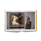 Links unten: "In this space, history does not..." Eine Zeitschriftenseite zeigt ein Gemälde eines Mannes und daneben eine Person.