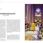 Titel: DIE FAHRRADSEGNUNG. Text über Events in der Kathedrale St. John the Divine. Menschen mit Fahrrädern im Kirchenschiff.