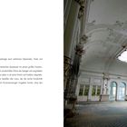 Links Text über "Das Hotel Paragon" in Emilia-Romagna. Rechts ein großer, leerer, eleganter Saal mit Stuck und einem Oberlicht.