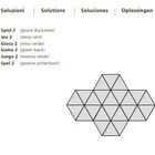 "Spiel 2 (grüne Rückseite)" in mehreren Sprachen; gezeichnetes Muster aus Dreiecken in Form eines Kreuzes.