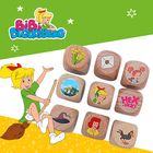 Text: "HEX-HEX!" und "BIBI BLOCKSBERG". Illustration: Bibi auf einem Besen, neun Würfel mit versch. Motiven, grüner Hintergrund.
