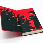 Illustration zeigt schwarze, soldatenartige Figuren auf rotem Hintergrund, die wie Krokodile geformt sind. Kein Text sichtbar.