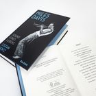 "MILES DAVIS, SOUND EINES LEBENS, STEFAN HENTZ, Reclam." Schwarzes Hardcover mit Bild von Trompeter, daneben geöffnetes Buch.