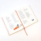 Offenes Buch mit Gedichten, orangem Leseband, Illustration einer Person und einer schwarzen Katze auf der rechten Seite.
