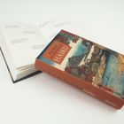 Zwei Bücher: eins aufgeschlagen, eins mit Cover "Das Buch der klassischen Haiku" und einer japanischen Landschaftsillustration.