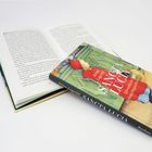 Ein Buch mit dem Titel "SANCTA LUCIA" von Selma Lagerlöf liegt aufgeschlagen auf einem anderen Buch.