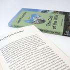 Offenes Buch mit Kapitelüberschrift: "VI For the Love of a Man". Im Hintergrund liegt ein weiteres Buch: "The Call of the Wild".