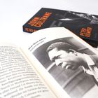 „Würde, Wärme, Wahrheit - Sound und Spiritualität“ über einem Schwarz-Weiß-Foto. Buch: „John Coltrane“ von Peter Kemper.