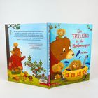Buchtitel: „Ein TROLLKIND in der Blaubeersuppe“. Ein Bär mit Trollkindern, ein Topf und ein Baum mit Beeren.