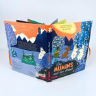 Buchcover zu "Die Mumins und der Komet". Bunte Illustration mit Mumins, Bäumen und Bergen in blauer und oranger Farbe.