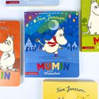 Text: "MUMIN und der erste Schnee", "MUMIN und das Winterfest", "Tove Jansson". 

Kinderbuchcover in bunten Farben mit cartoonhaftem Mumin.