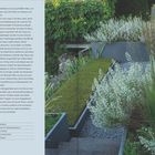 Links Text über Gartendesign und Pflanzenwahl. Rechts ein moderner Garten mit Treppen, grünem Moos und blühenden Sträuchern.