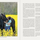 Wünschen wir uns nicht alle eine harmonische Partnerschaft? Eine Person in hellblauem Hemd umarmt ein dunkles Pferd in gelbem Blumenfeld. Links ist Text über Ängste und Selbsthypnose.