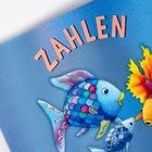 Text: "ZAHLEN". Ein bunter Fisch mit schillernden Schuppen schwimmt vor blauem Hintergrund.