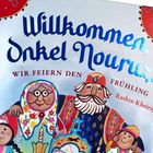 "Willkommen Onkel Nouruz. Wir feiern den Frühling. Rashin Kheiriyeh." Buntes, fröhliches Bild mit Menschen in traditioneller Kleidung.
