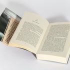 Offenes Buch aufgeschlagen zu Kapitel 3, "Sonntag, 13. Oktober 2019". Links daneben ein Foto mit Text.