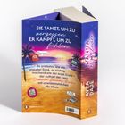 "SIE TANZT, UM ZU vergessen. ER KÄMPFT, UM ZU fühlen." Hintergrund: Strand bei Sonnenuntergang mit Palmen.
