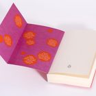 Orangefarbene Kreise mit weißen Fragen auf einer lila Buchklappe. Beige Seiten rechts.