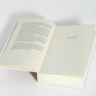 Links: Textpassage auf Deutsch. Rechts: Seite mit Überschrift "Der Einödhof". Buch ist offen und auf hellem Hintergrund.