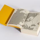 Offenes Buch mit Karte von Europa, Nordatlantik und Grönland. Auffälliger gelber Umschlag.